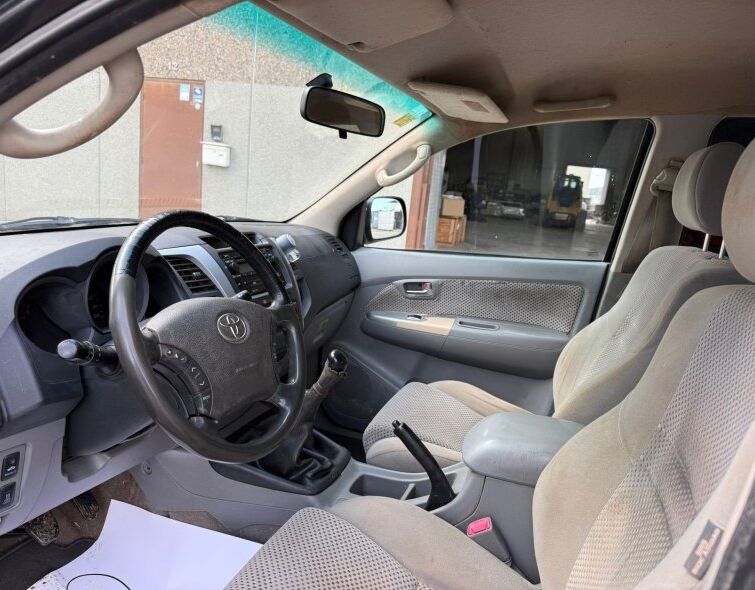 TOYOTA  HILUX